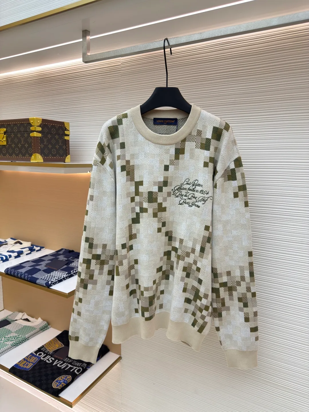 LOUIS VUITTON mosaic jacquard pullover ●Authentic product: 12800 purchased and developed ●Item number: 1680302-C55 ●Fabric: cotton fabric ●Technology: jacquard production ●Version: fitted version ●Weight: about 740 grams ●Size: elements, showing a delicate texture like snake leather. The intricate jacquard texture reflects Micro Der details, and the embroidered logo embellishes the chest, making it easy to integrate into everyday looks. Standard fit with all-over Snakoflage jacquard logo embroidered on the chest, Marque at center back, 1.VuittonDeposee embroidered patches at ribbed collar, cuffs and hem. The overall wiring is straight and delicate, the fabric is comfortable and soft, and the color is consistent without color difference. It can be matched with the same style to create a fashionable look and control various occasions. Customized accessories, complete with three standards, same style for men and women!